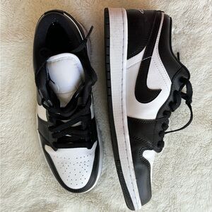 NIKE JORDAN women's panda dunks size 9.5 (or men's 8)